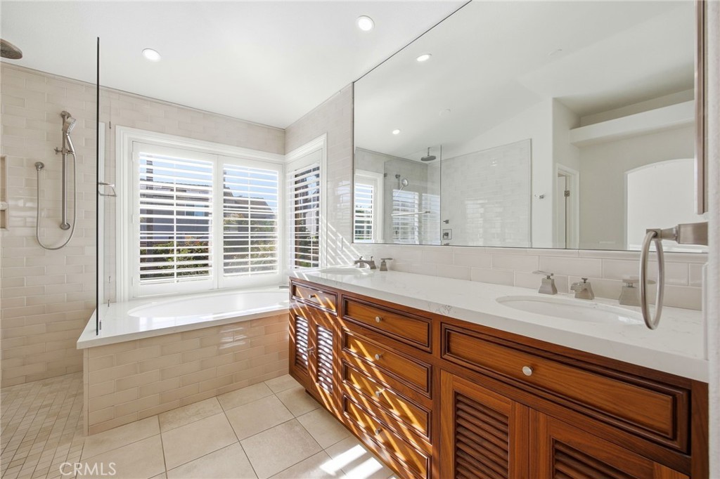 733 Avenida Azor