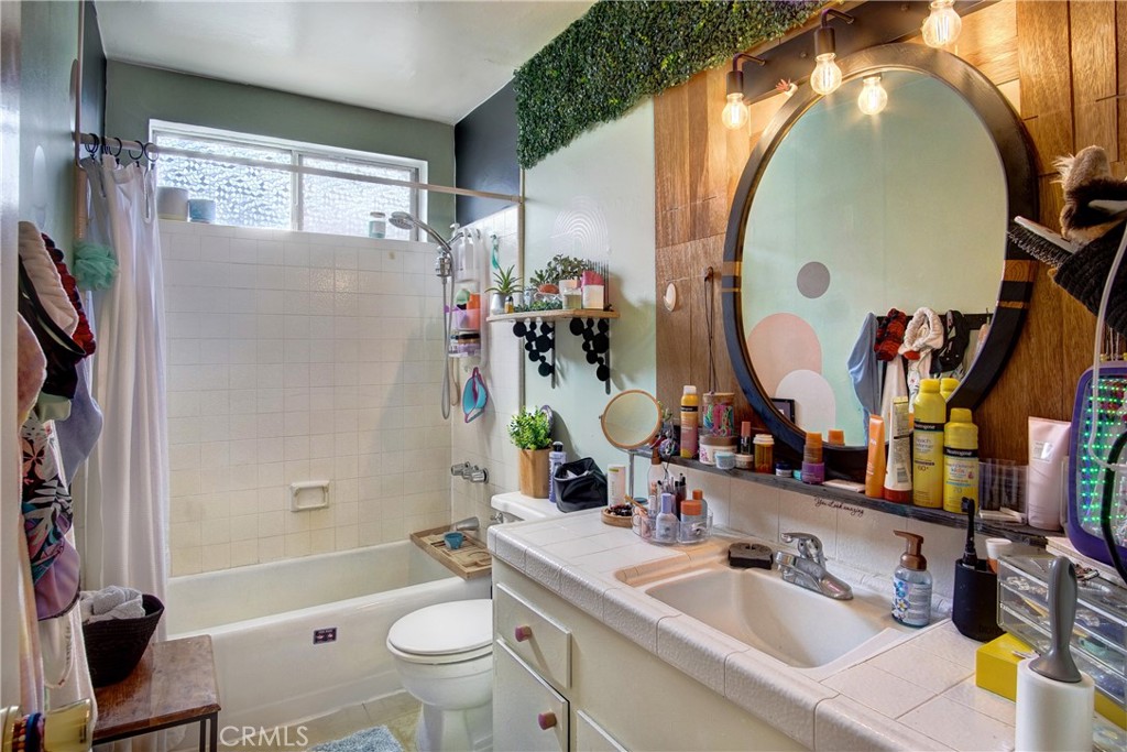 3423 Caroline Avenue