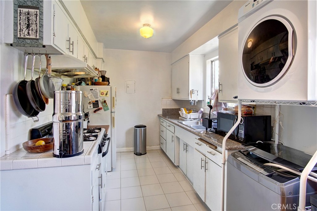 3423 Caroline Avenue