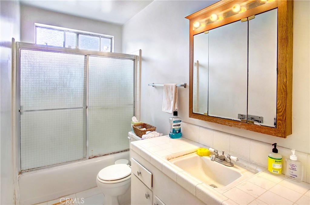 3423 Caroline Avenue