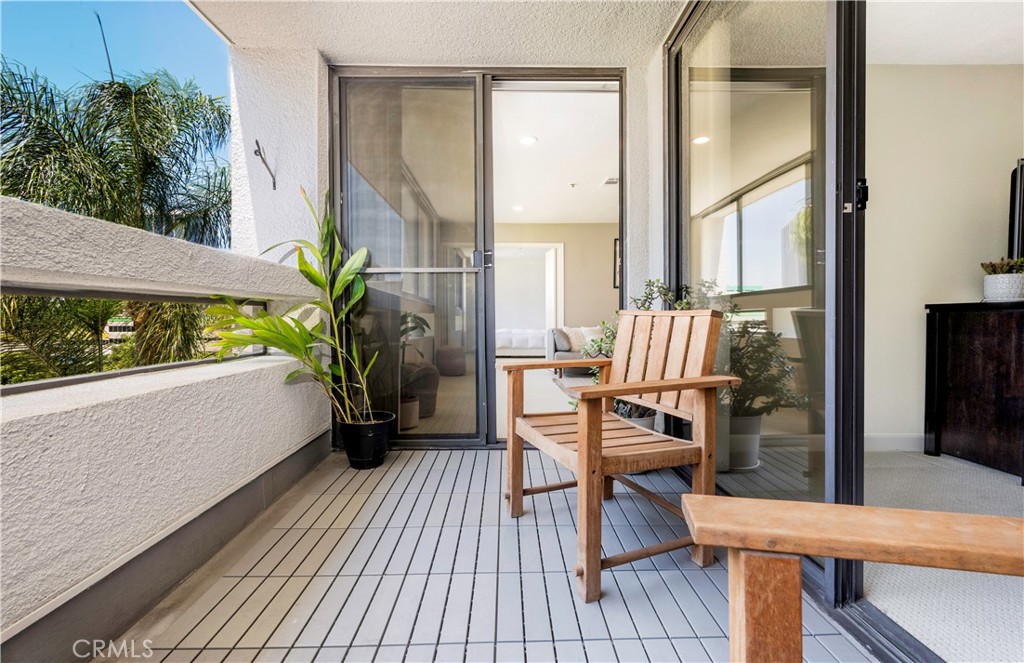 880 W 1st Street 403