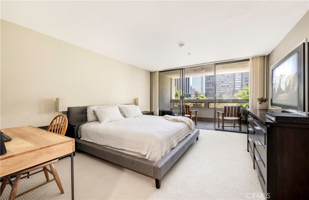 880 W 1st Street 403