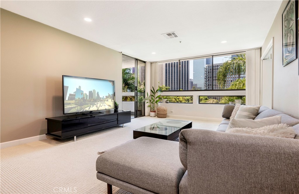 880 W 1st Street 403