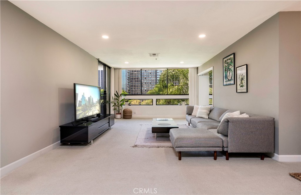 880 W 1st Street 403