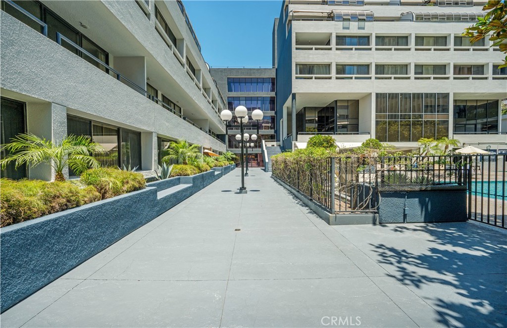 880 W 1st Street 403