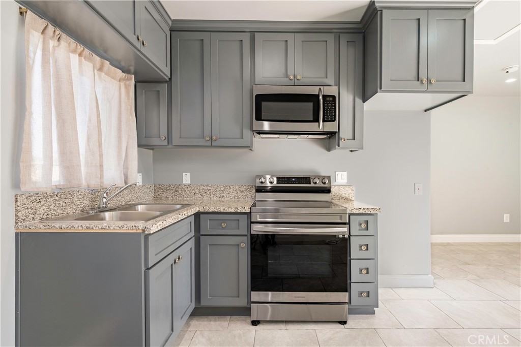 1520 W 215th