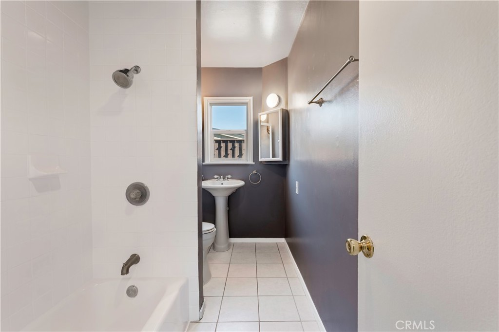 1520 W 215th