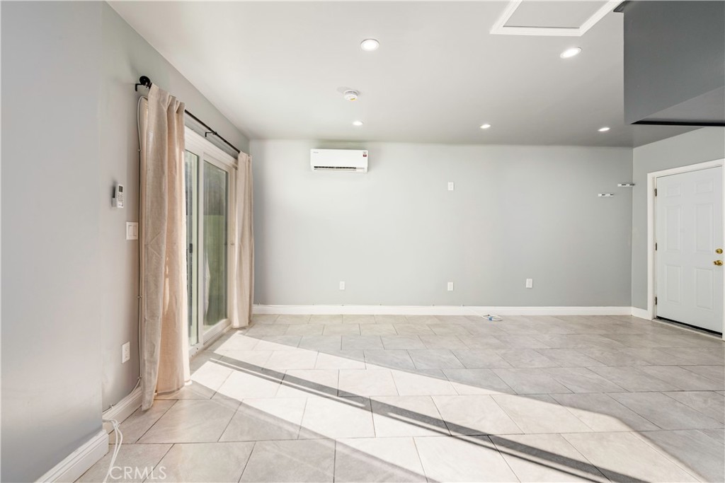 1520 W 215th