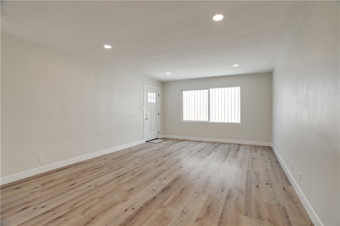 120 E Mariposa