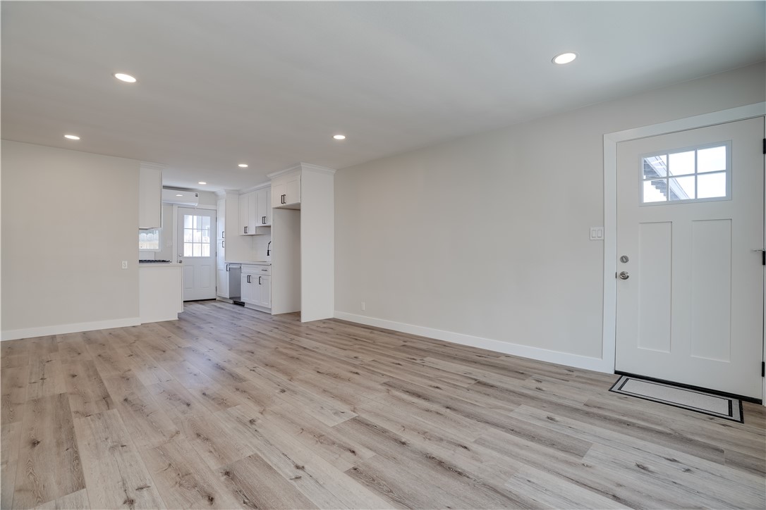 120 E Mariposa