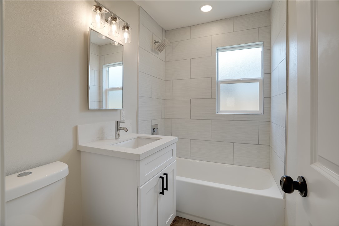 120 E Mariposa