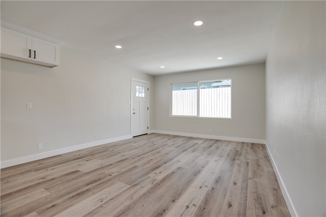 120 E Mariposa