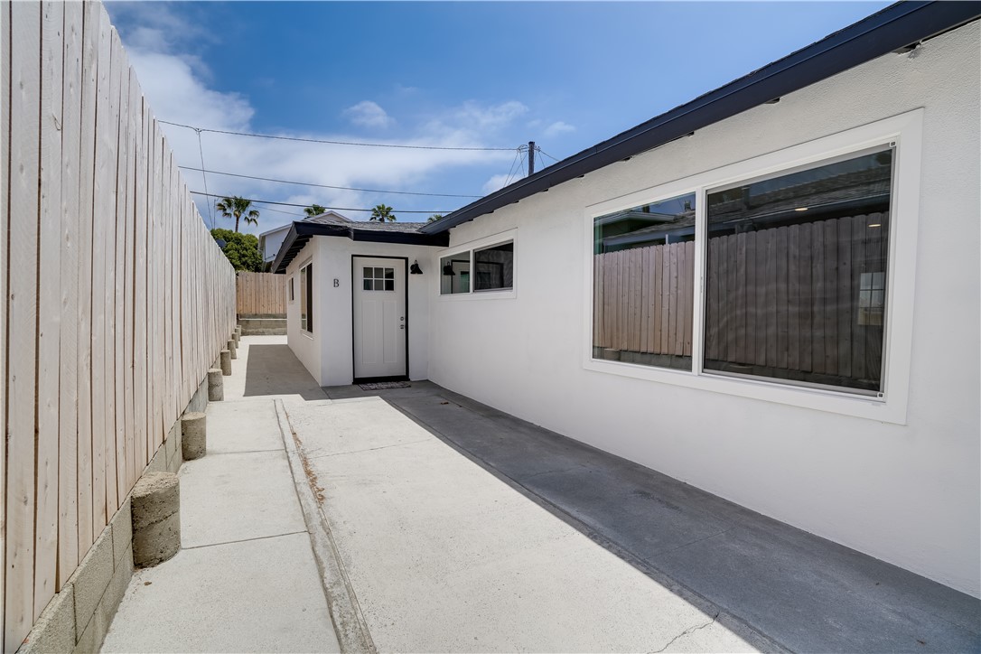 120 E Mariposa