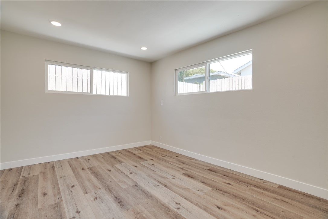 120 E Mariposa