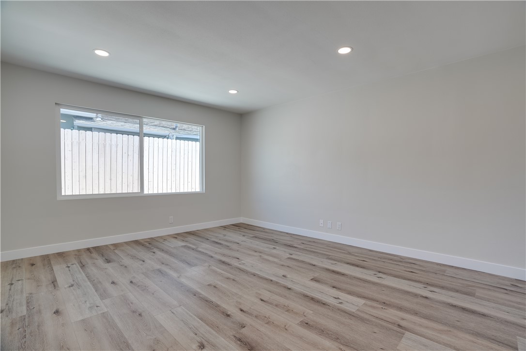120 E Mariposa