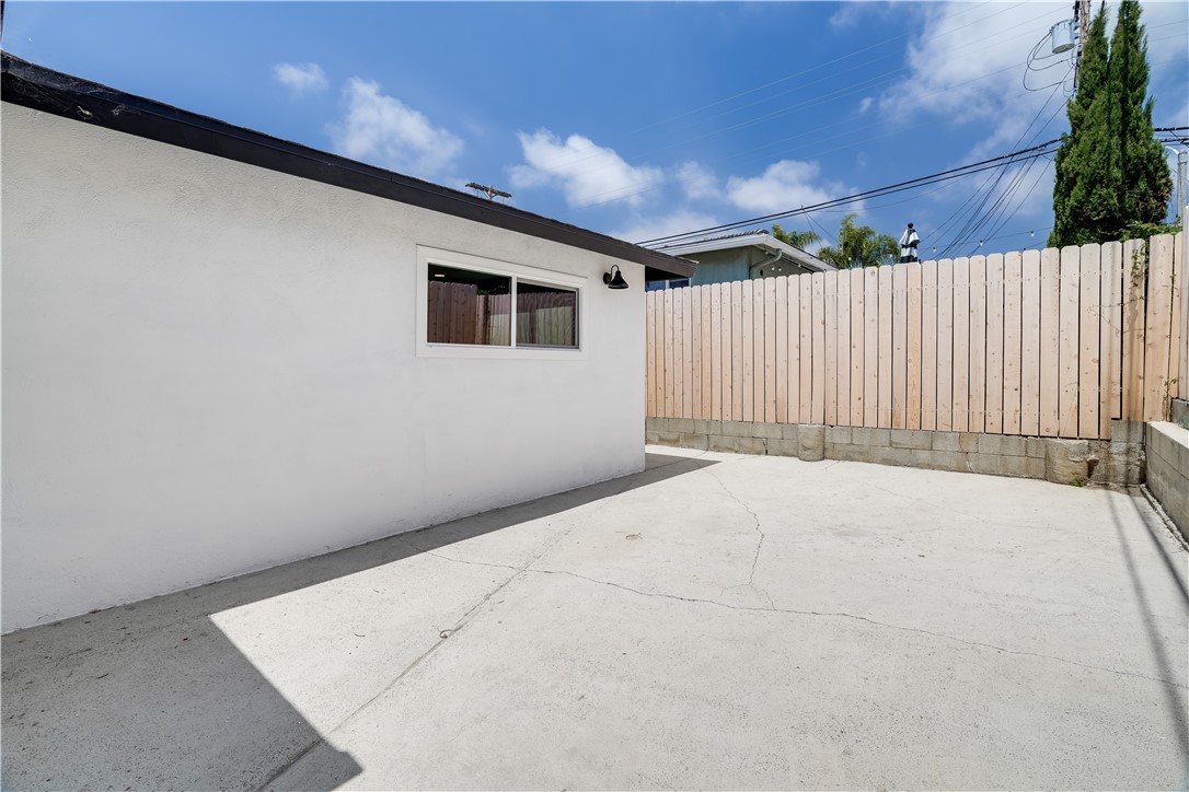 120 E Mariposa