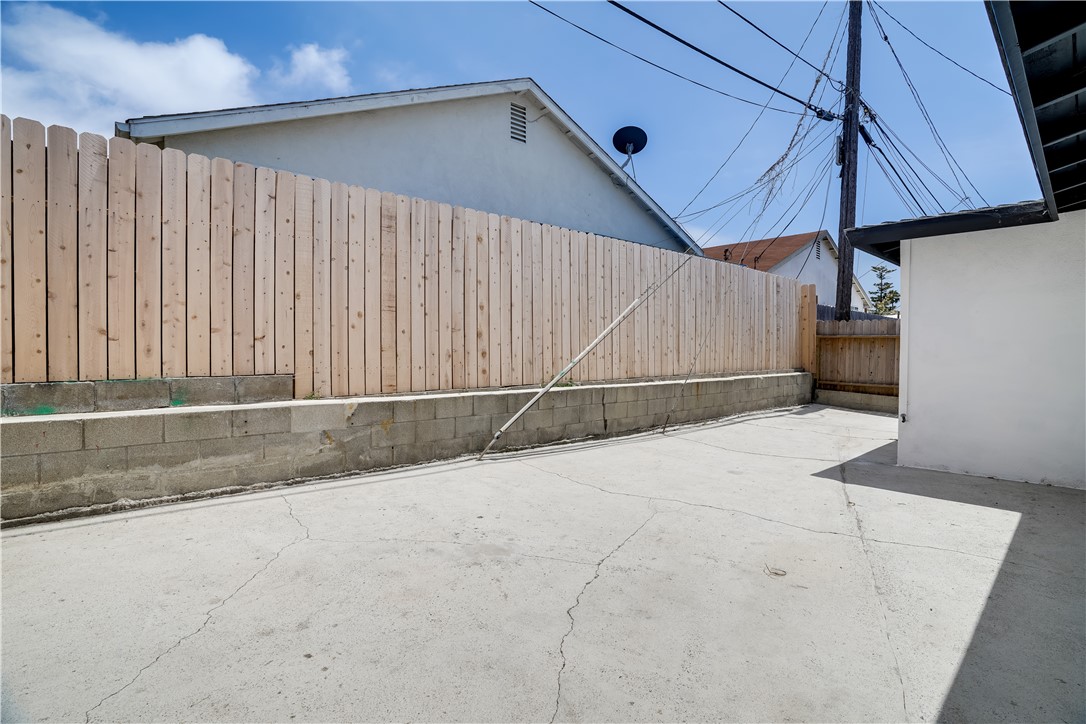 120 E Mariposa