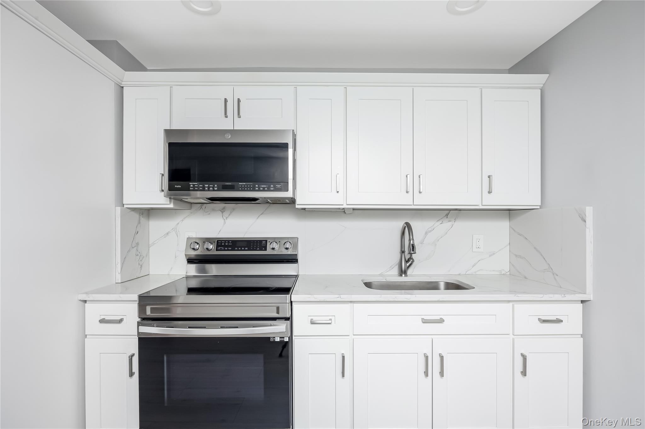 218 Sunrise Highway Unit: 2E