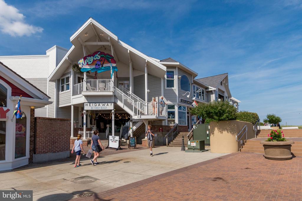 305 DRAKE DRIVE