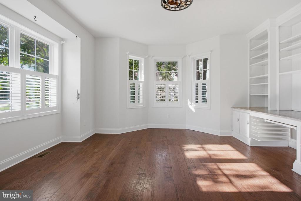132 W SHORE DRIVE