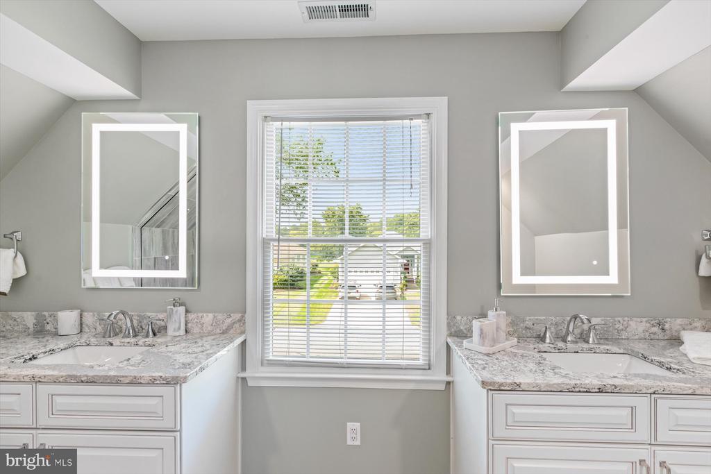 323 WALKABOUT ROAD