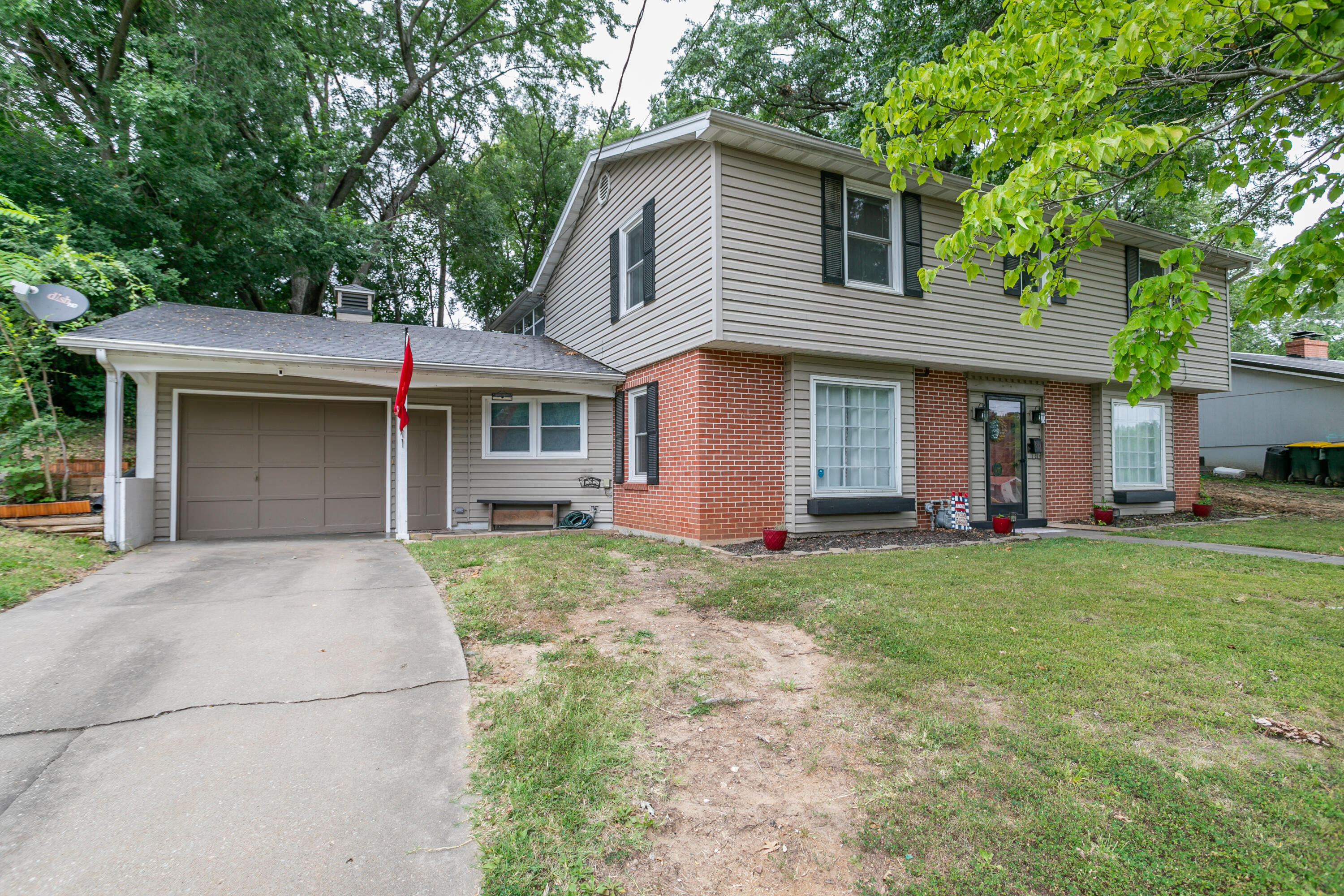 611 N VALLEY DR