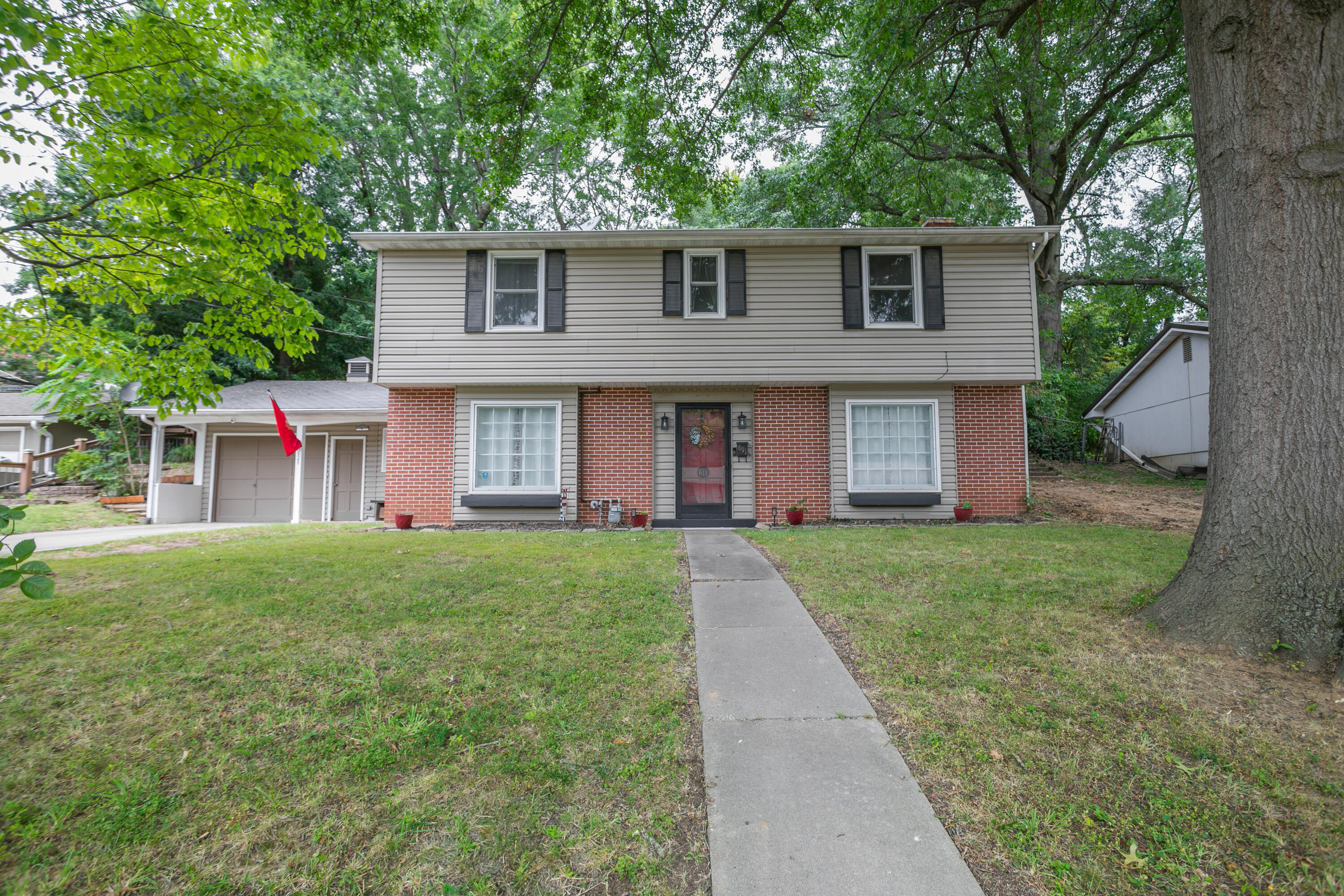 611 N VALLEY DR