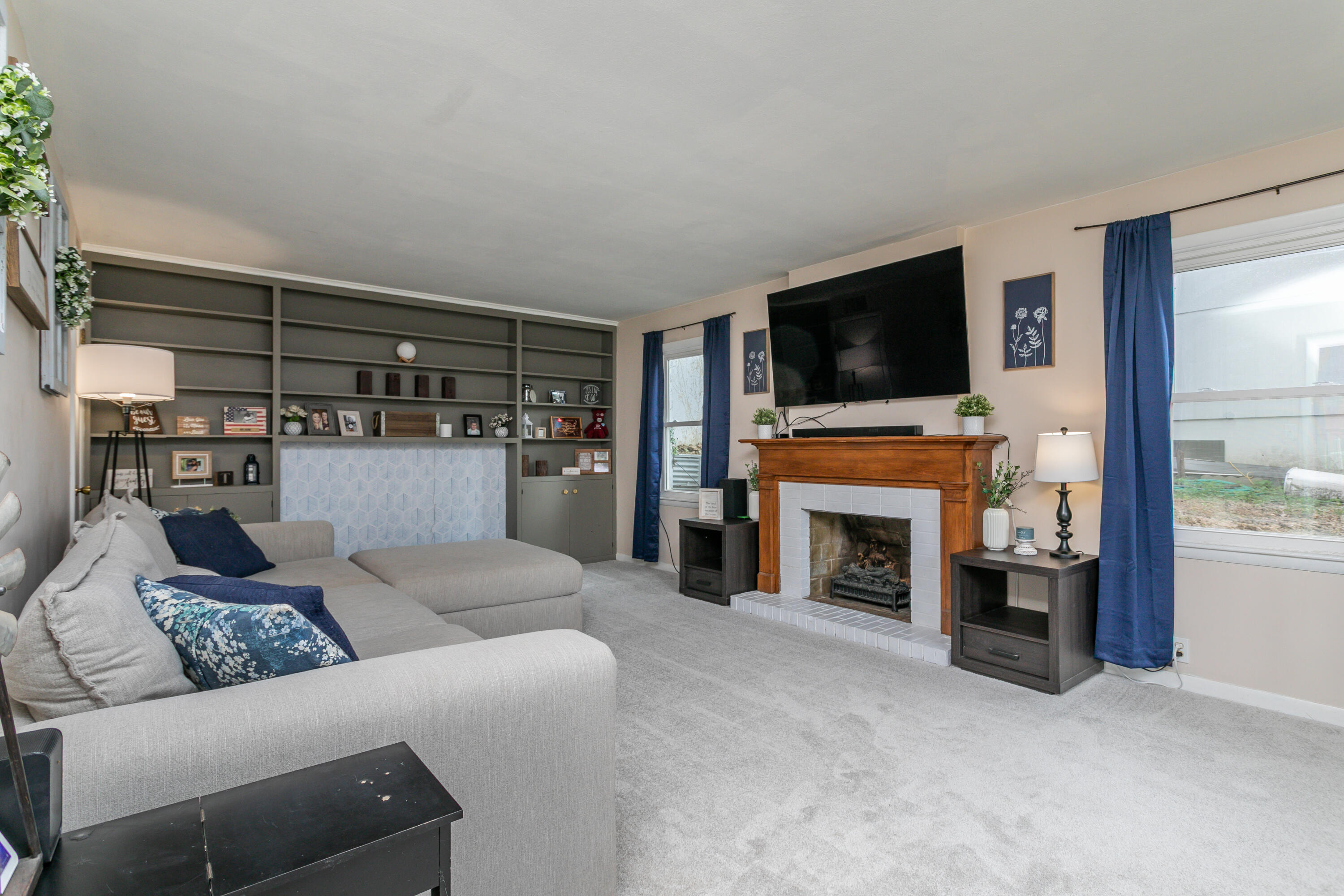 611 N VALLEY DR