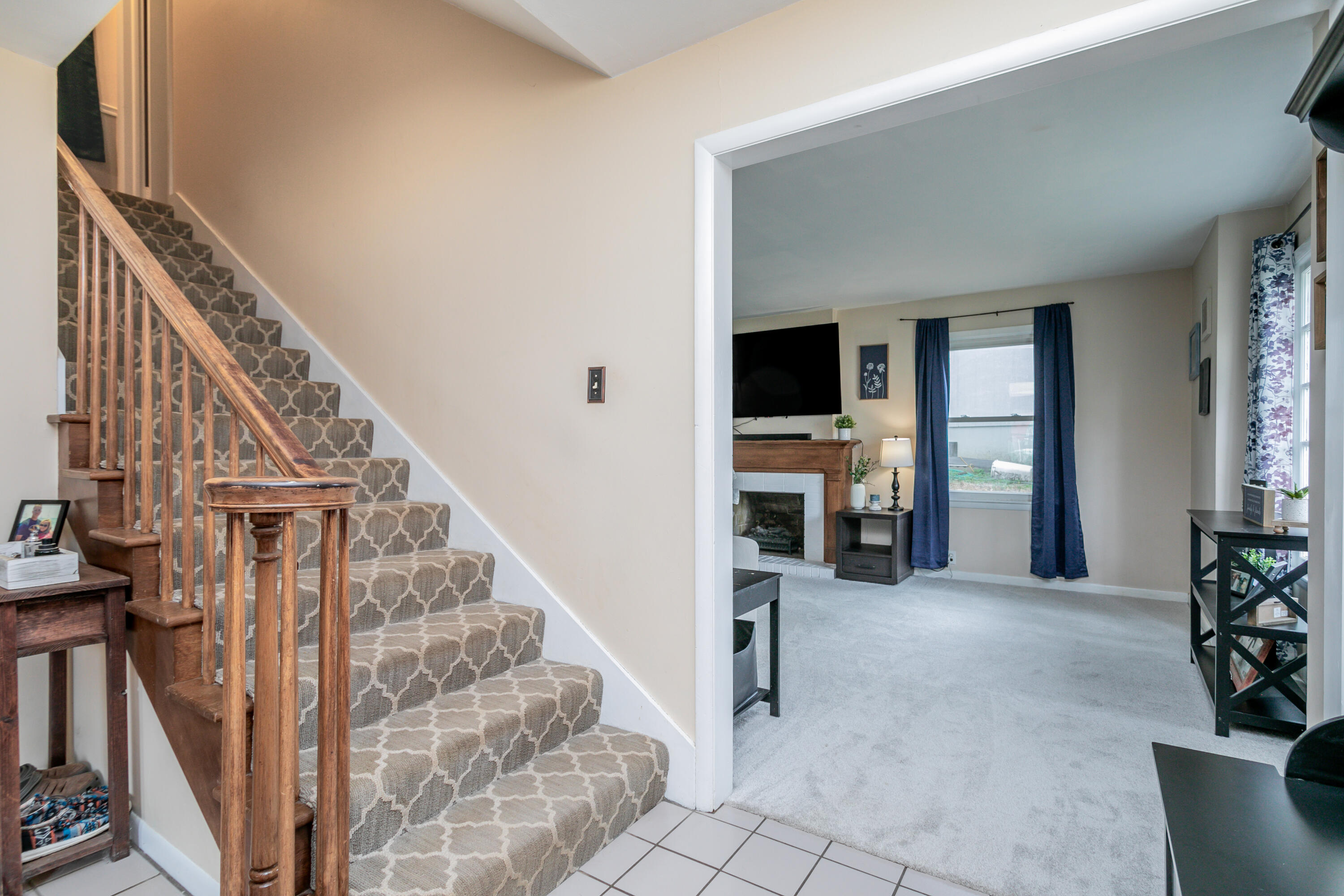 611 N VALLEY DR