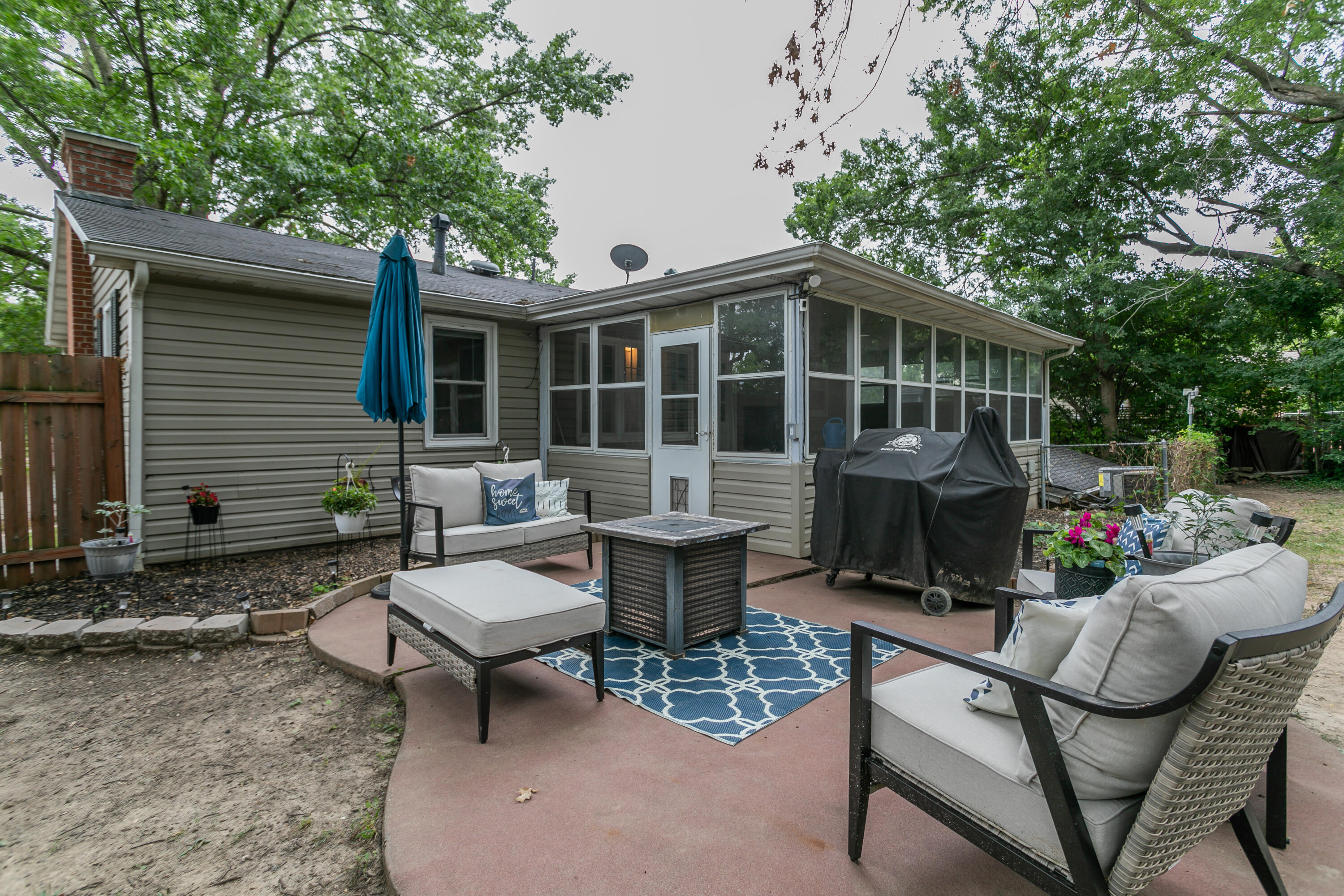 611 N VALLEY DR