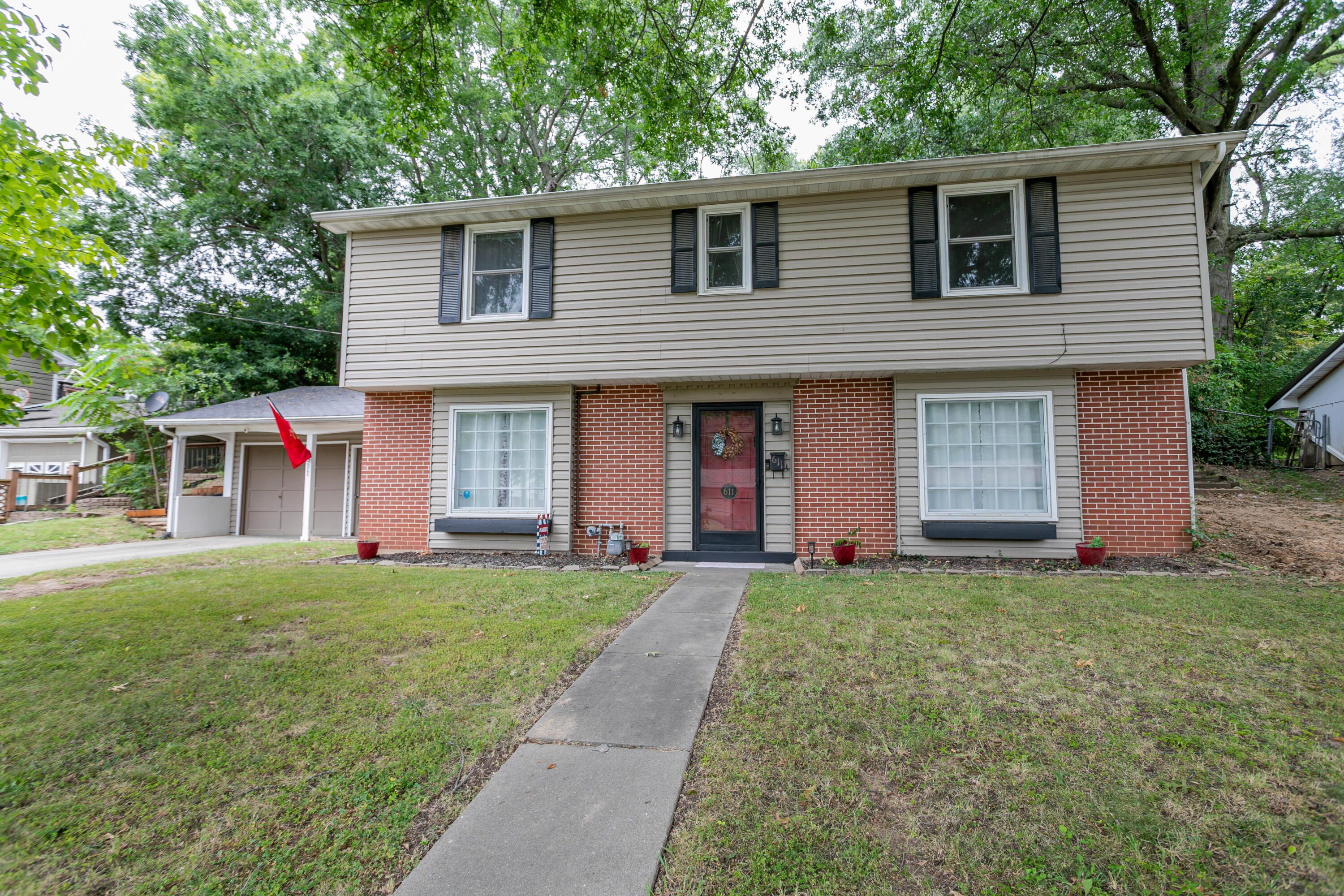 611 N VALLEY DR