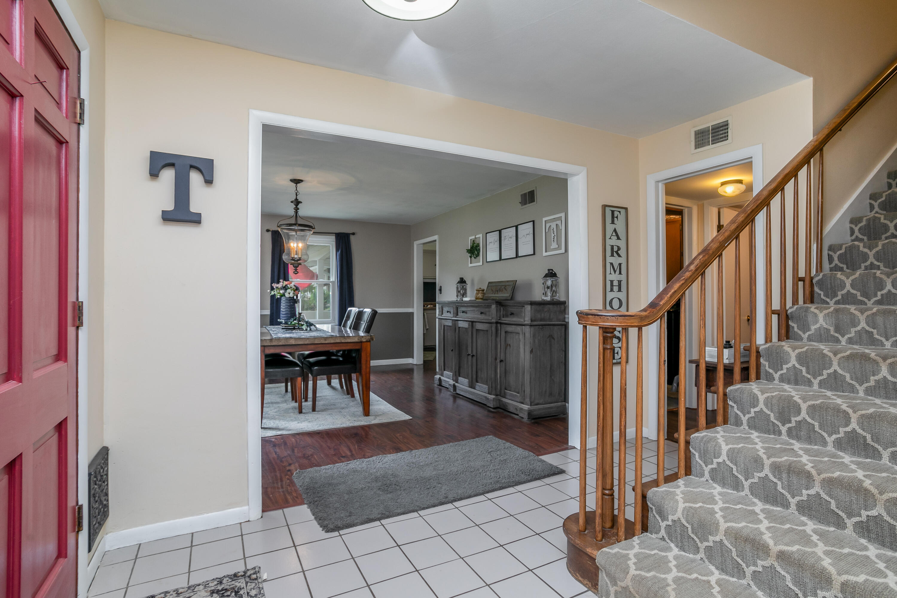 611 N VALLEY DR