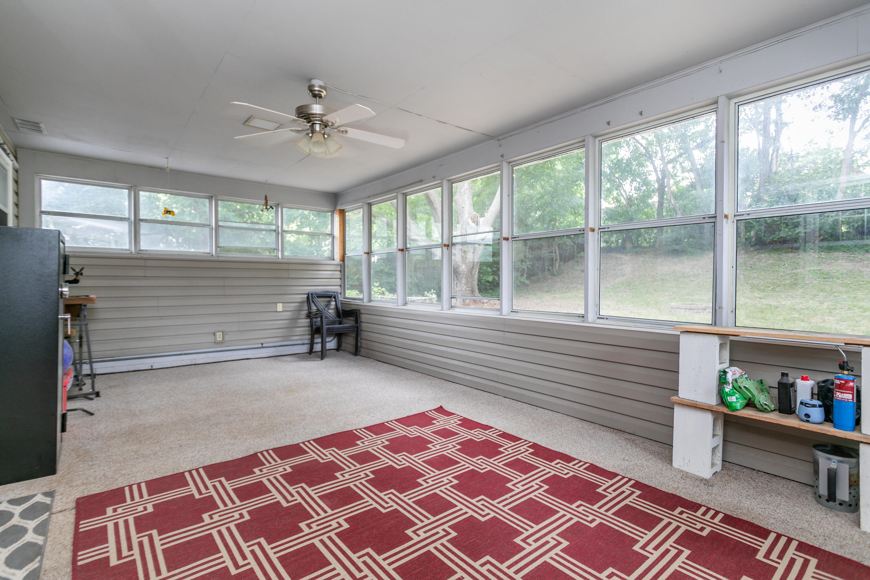 611 N VALLEY DR