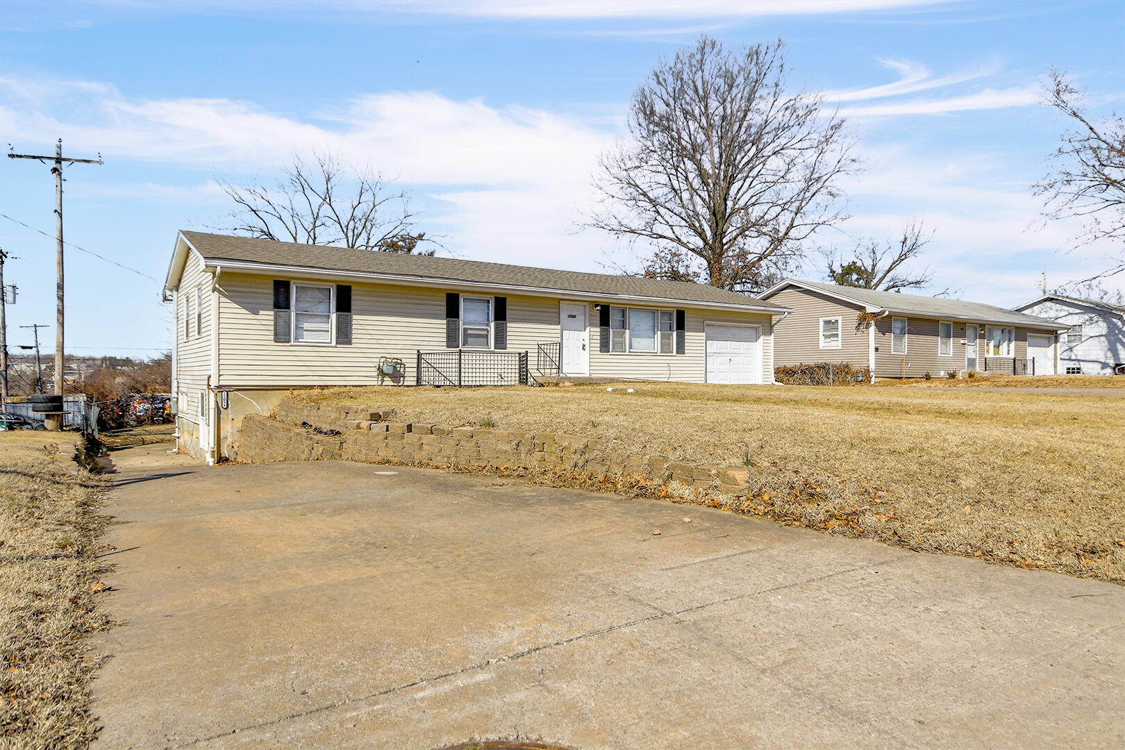 1505 SYLVAN LN