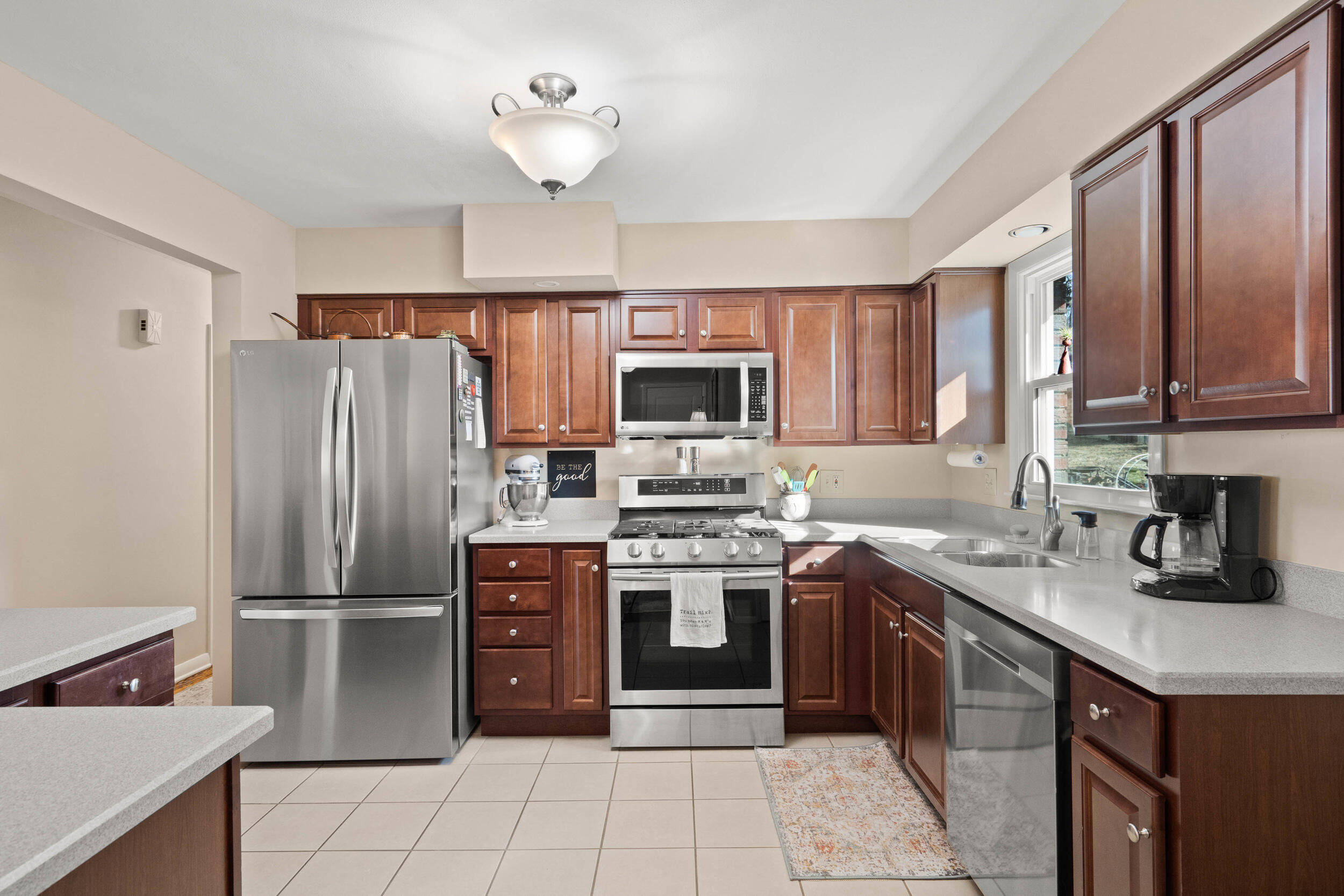 412 MAPLEWOOD DR