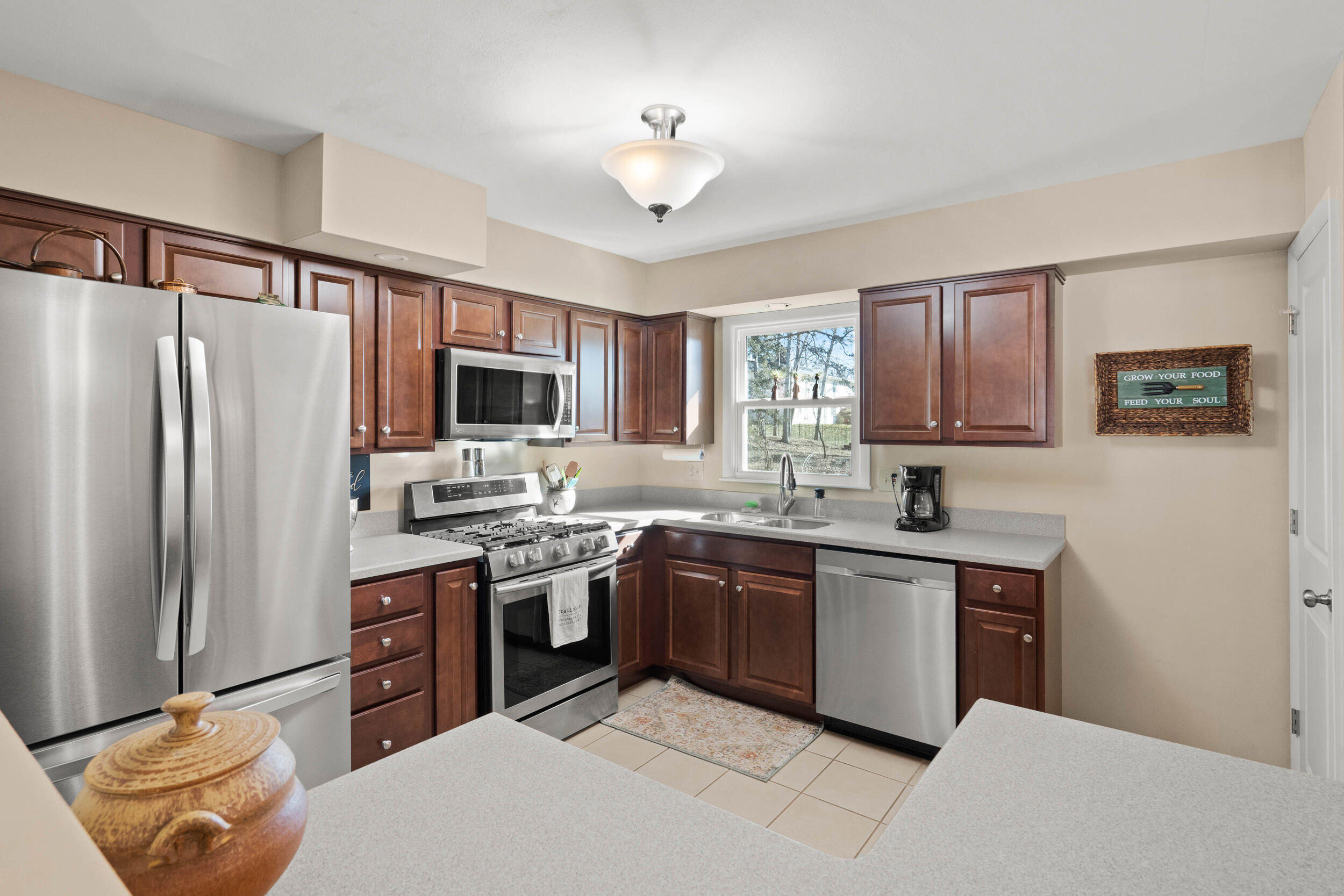 412 MAPLEWOOD DR
