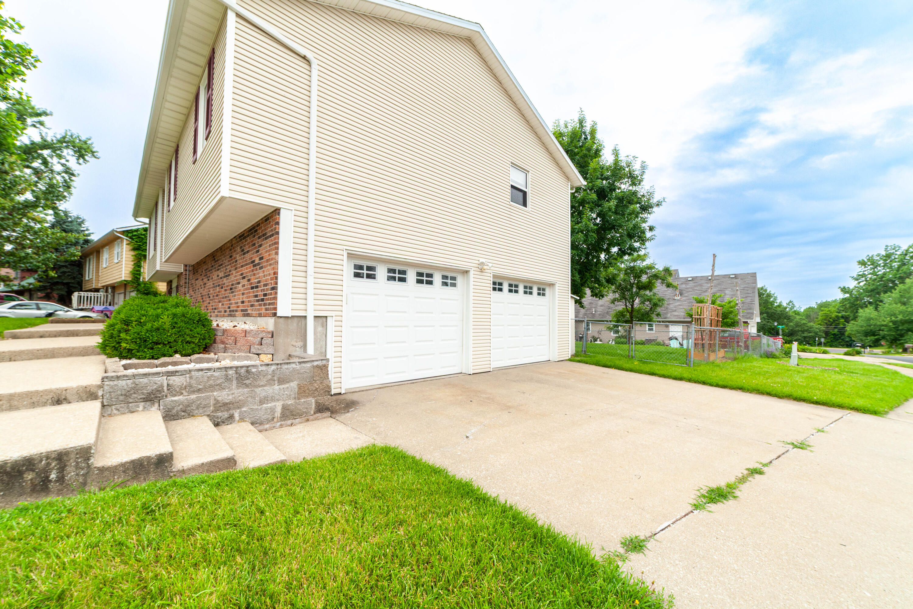 2107 WINCHESTER DR