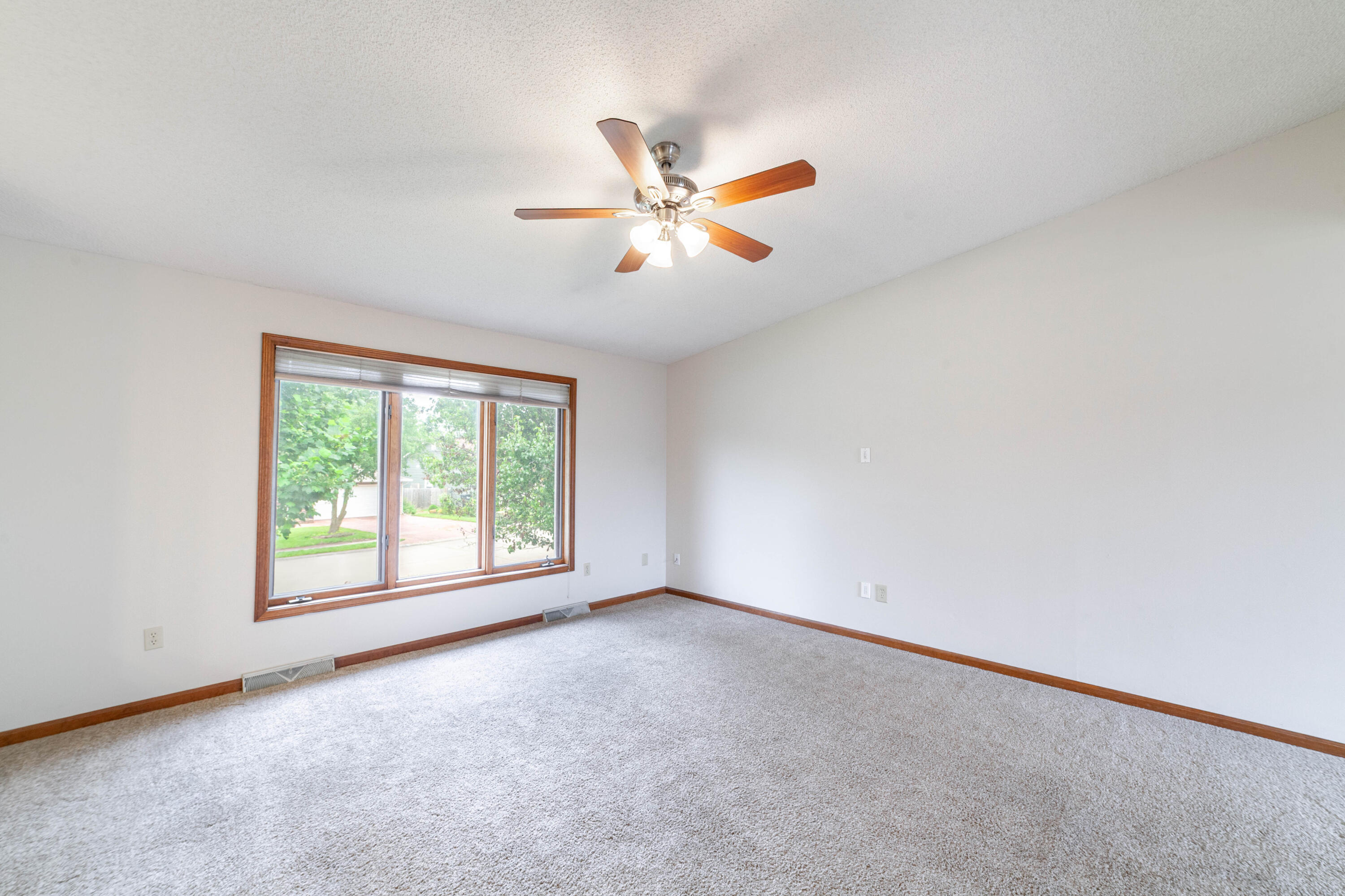 2107 WINCHESTER DR