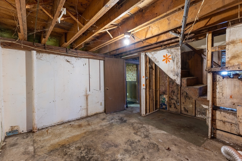8 Old Meetinghouse Rd