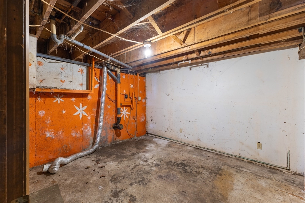 8 Old Meetinghouse Rd