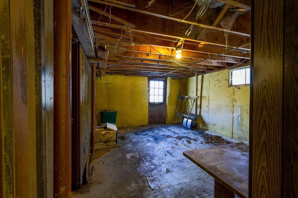 8 Old Meetinghouse Rd