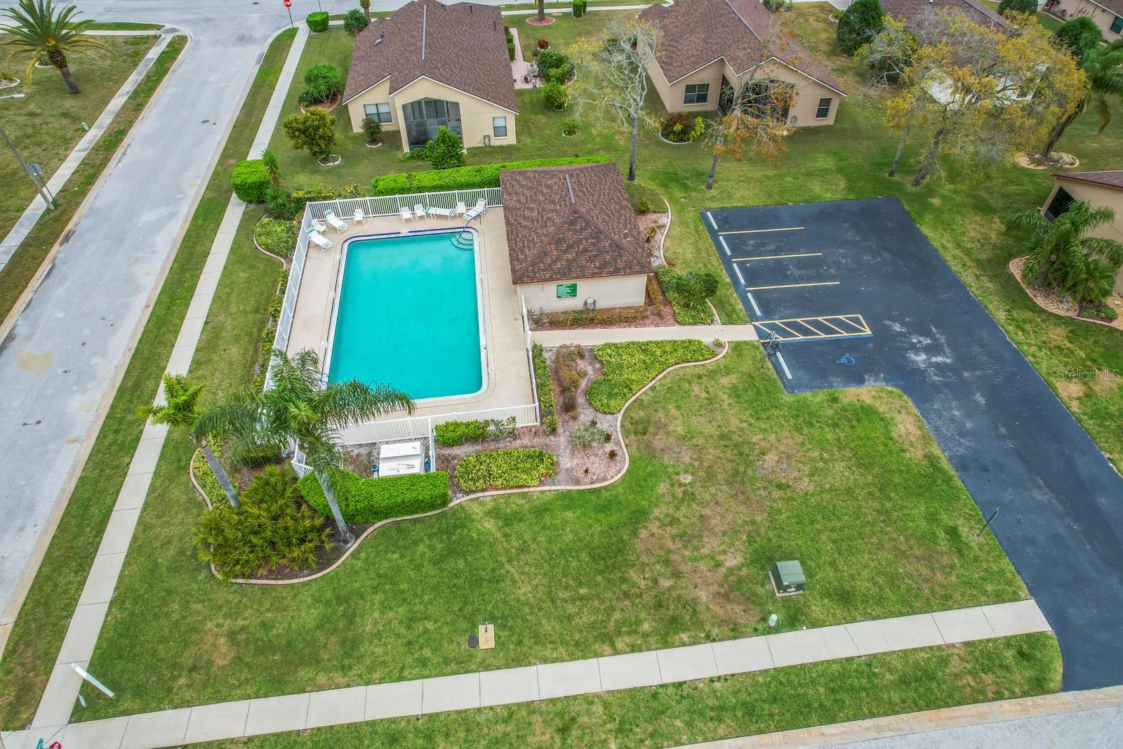 13715 LEROUX DR