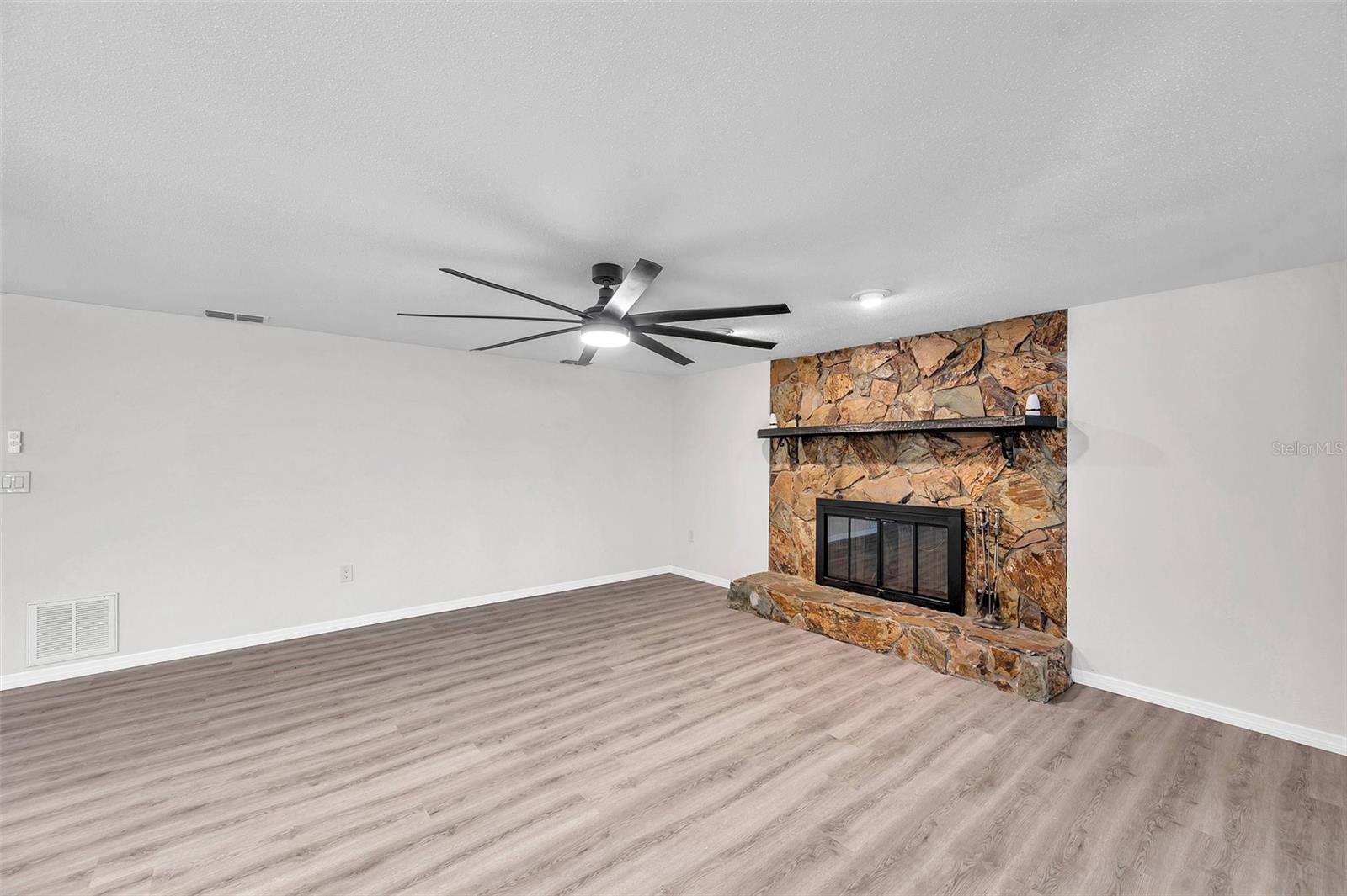 186 DAN RIVER DR