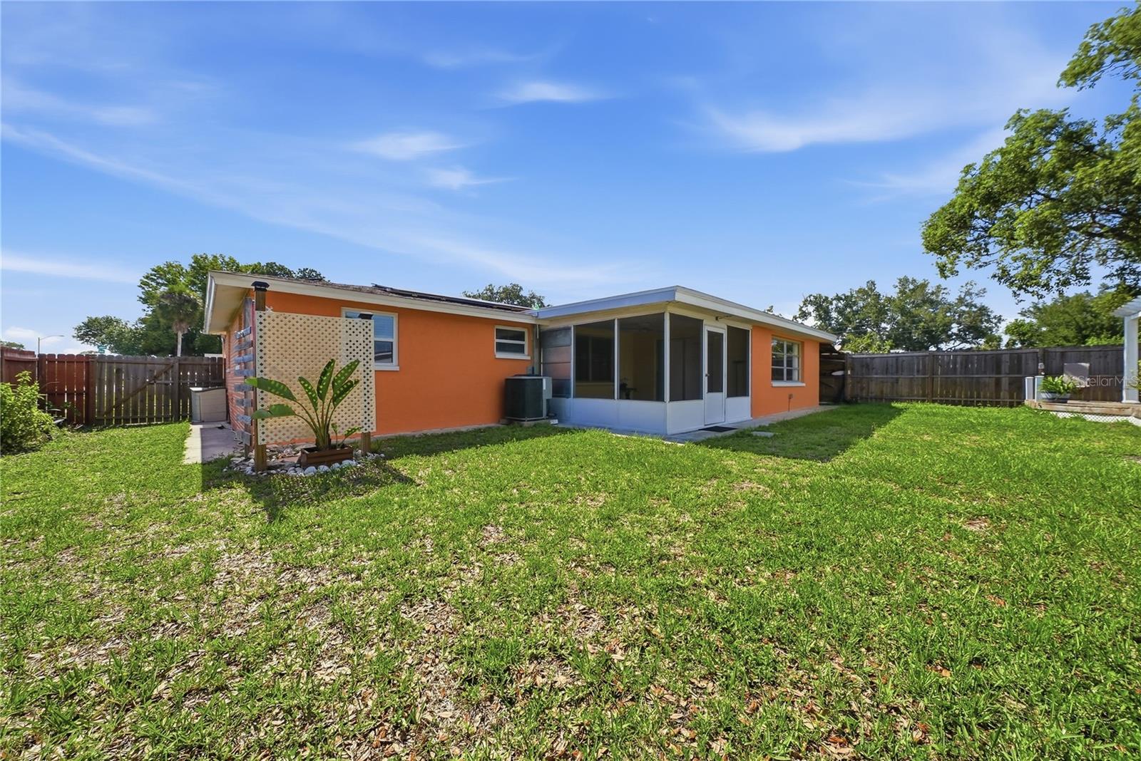 2704 LAWN PL