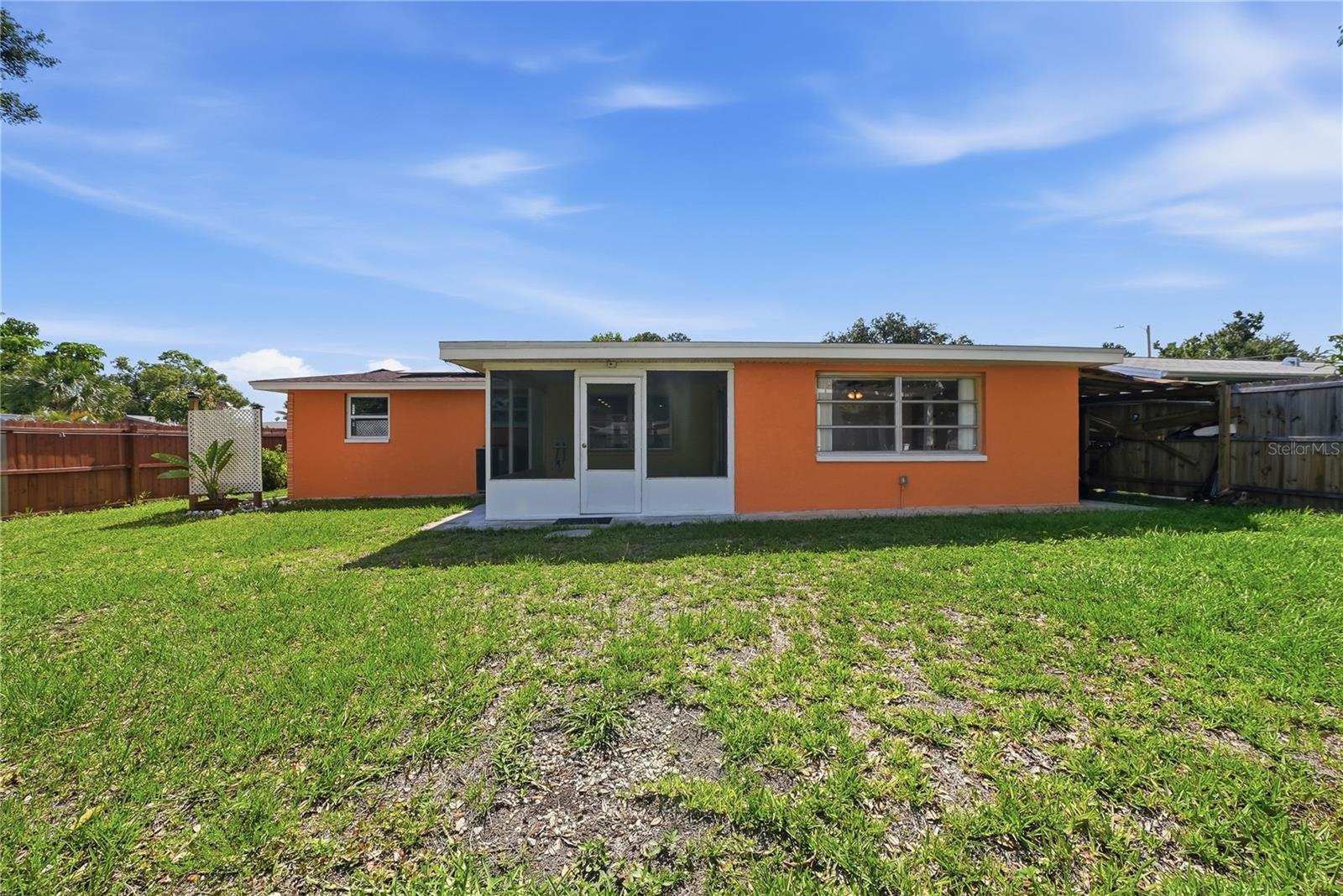 2704 LAWN PL
