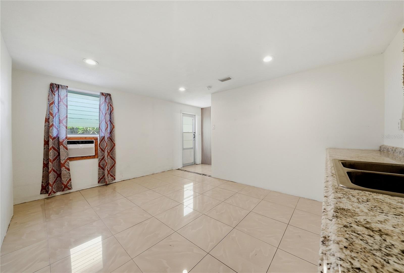 2704 LAWN PL