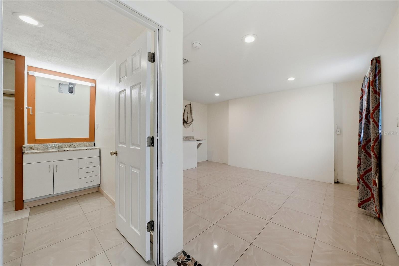 2704 LAWN PL