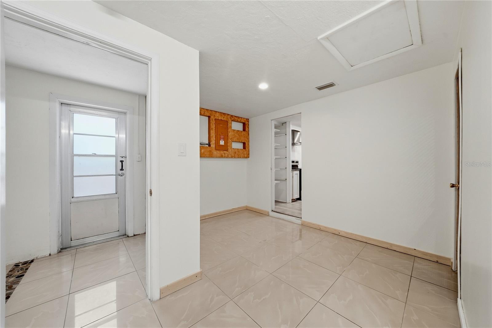 2704 LAWN PL
