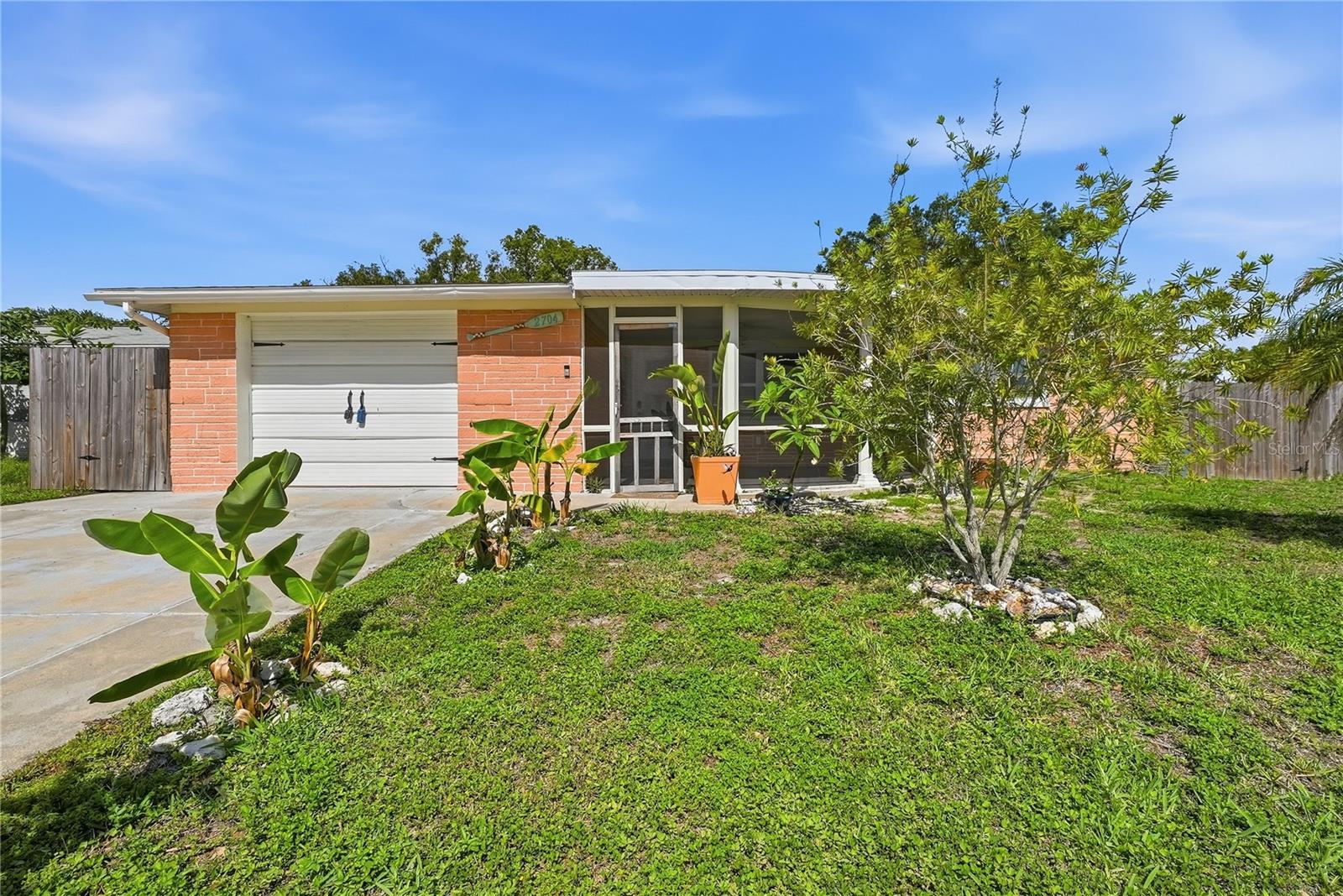 2704 LAWN PL