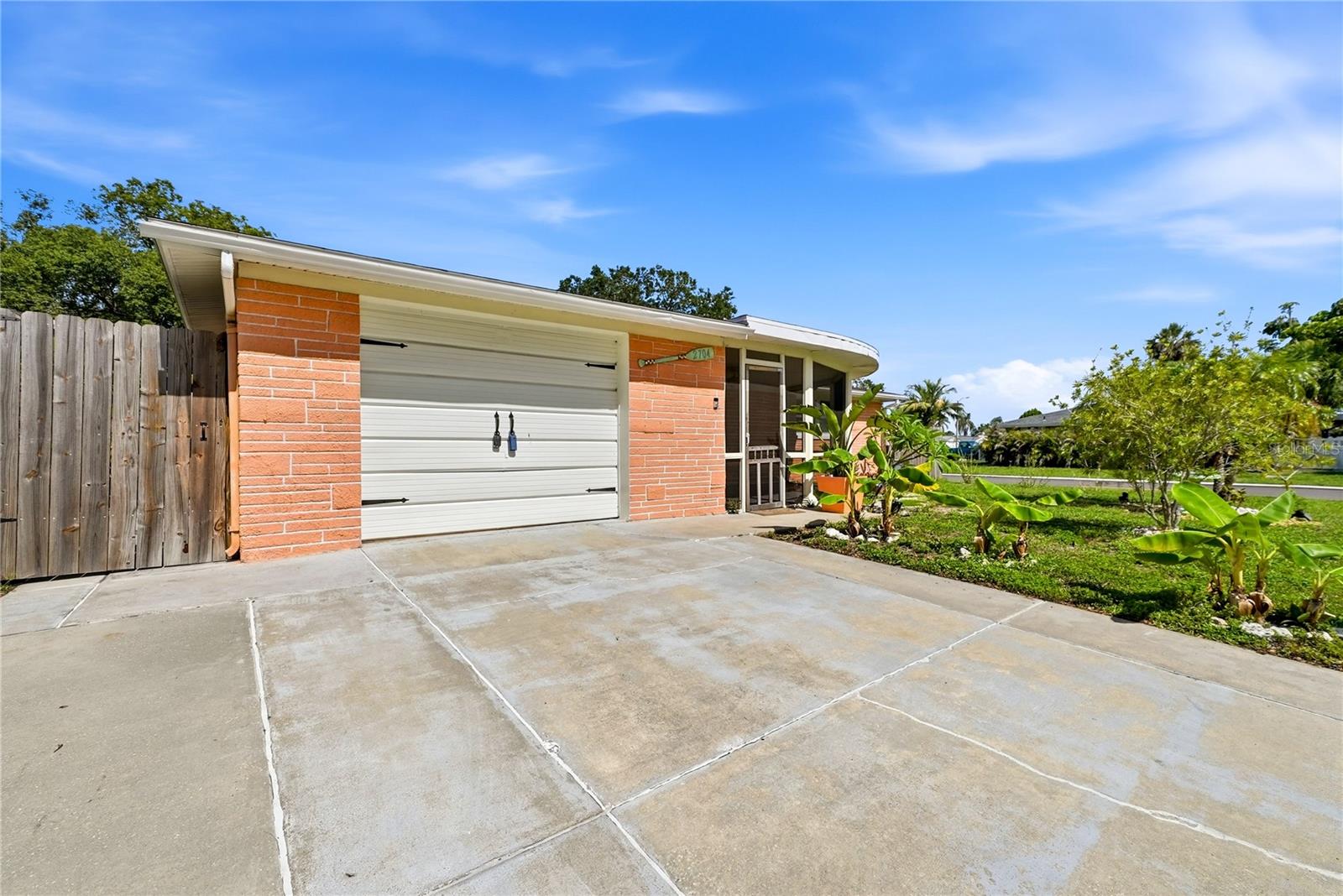 2704 LAWN PL